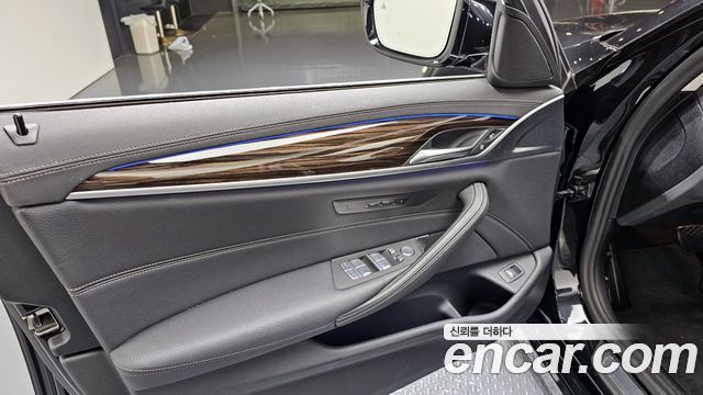 BMW 5-Series 2023 — photo 14