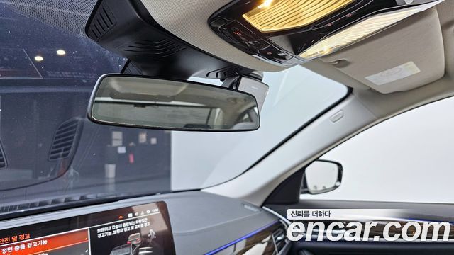 BMW 5-Series 2023 — photo 28