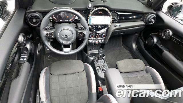 Mini Cooper Convertible 2024 — photo 10