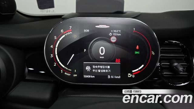 Mini Cooper Convertible 2024 — photo 11