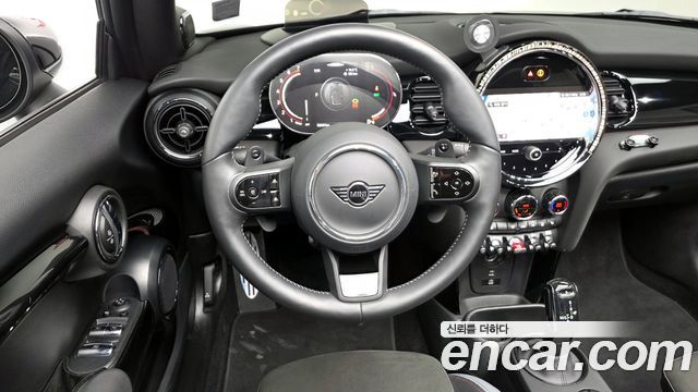 Mini Cooper Convertible 2024 — photo 18