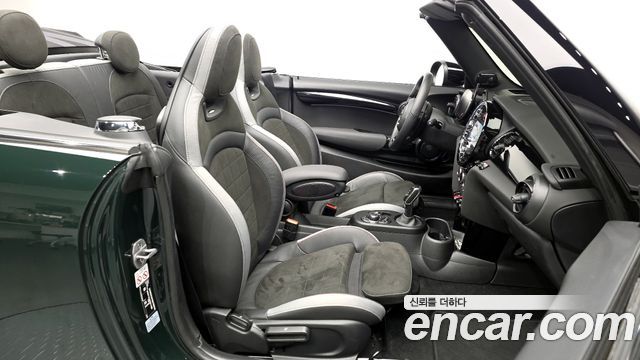 Mini Cooper Convertible 2024 — photo 16
