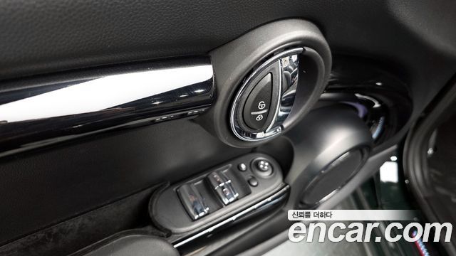 Mini Cooper Convertible 2024 — photo 31