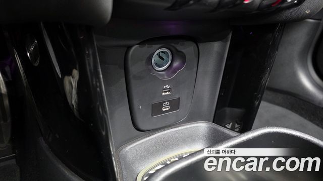 Mini Cooper Convertible 2024 — photo 32