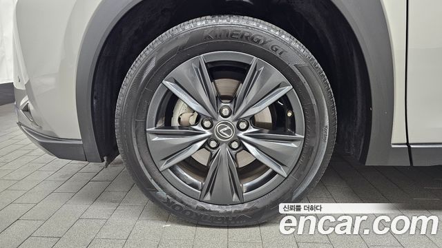 Lexus UX 2020 — photo 5