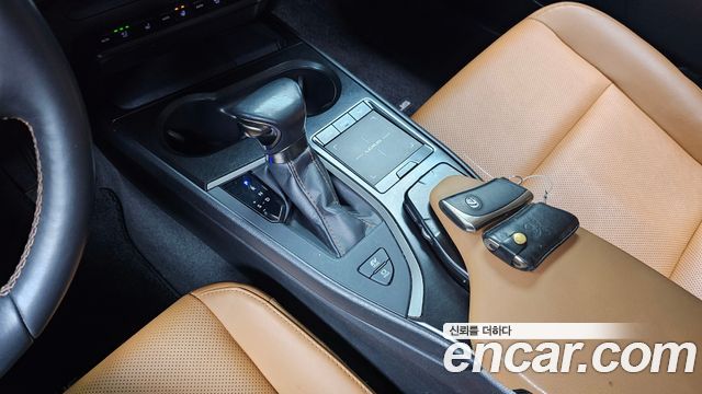 Lexus UX 2020 — photo 9