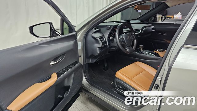 Lexus UX 2020 — photo 10