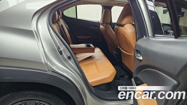 Lexus UX 2020 — photo 12