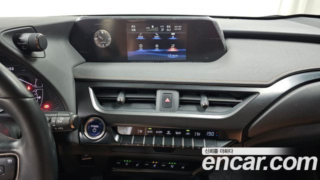 Lexus UX 2020 — photo 16