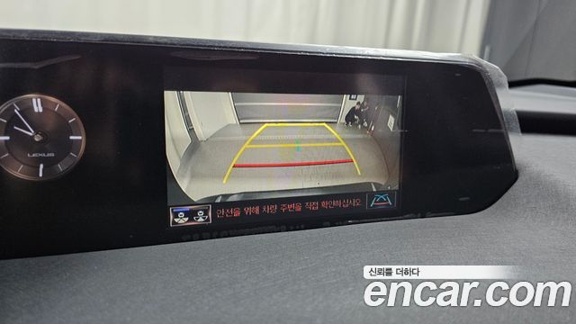 Lexus UX 2020 — photo 17