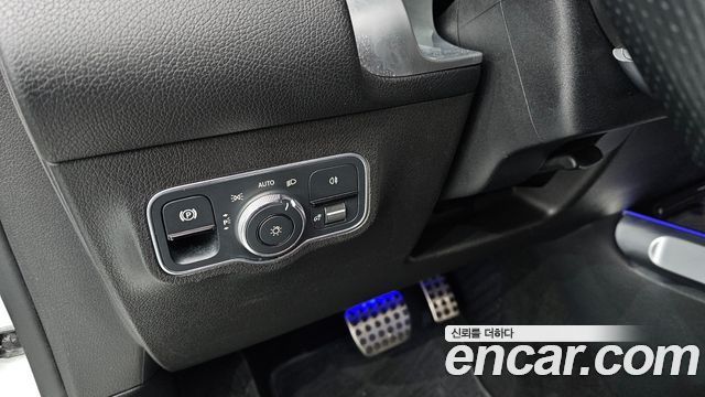 Mercedes-Benz GLB-Class 2021 — photo 12