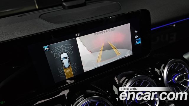 Mercedes-Benz GLB-Class 2021 — photo 15