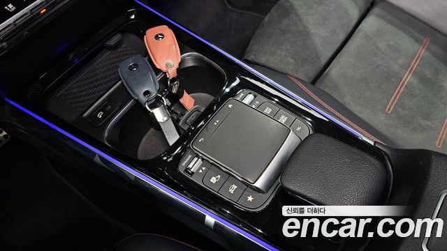 Mercedes-Benz GLB-Class 2021 — photo 16
