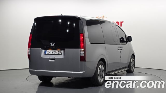 Hyundai Staria 2025 — photo 2