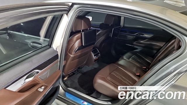 BMW 7-Series 2018 — photo 17