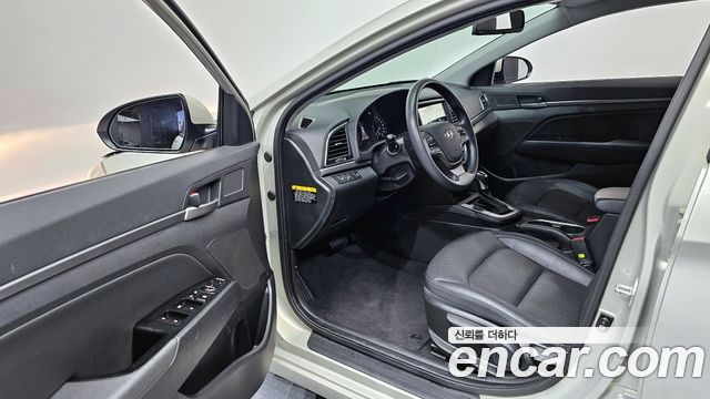 Hyundai AVANTE 2018 — photo 13