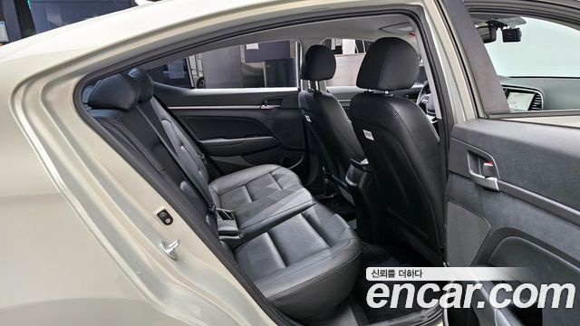Hyundai AVANTE 2018 — photo 17