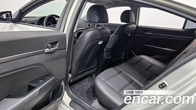 Hyundai AVANTE 2018 — photo 18