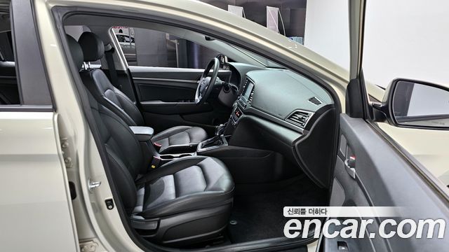 Hyundai AVANTE 2018 — photo 16