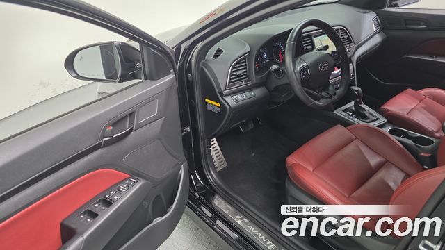 Hyundai AVANTE 2017 — photo 12