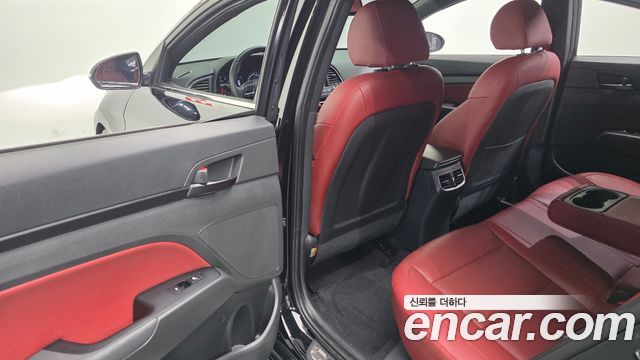 Hyundai AVANTE 2017 — photo 18