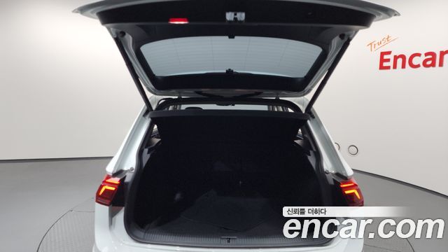 Volkswagen Tiguan 2023 — photo 19