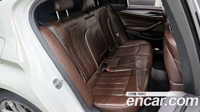 BMW 5-Series 2019 — photo 17