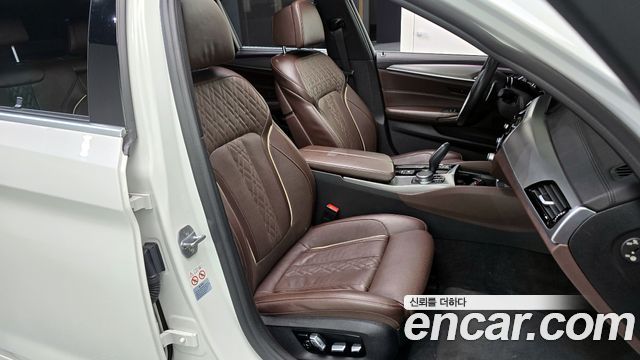 BMW 5-Series 2019 — photo 18