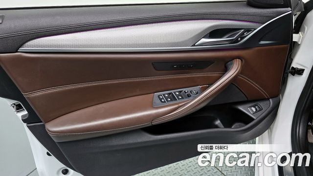 BMW 5-Series 2019 — photo 14