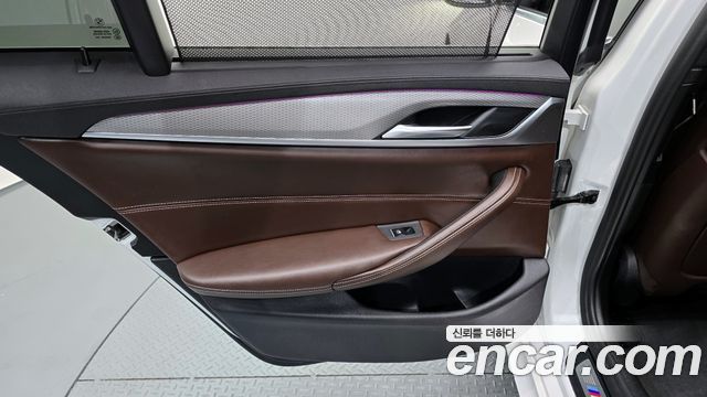 BMW 5-Series 2019 — photo 15
