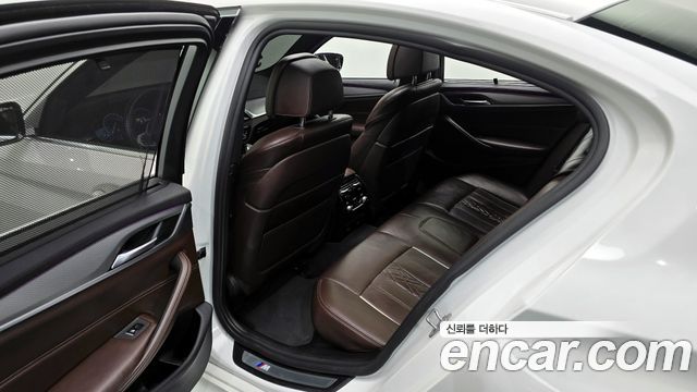 BMW 5-Series 2019 — photo 16