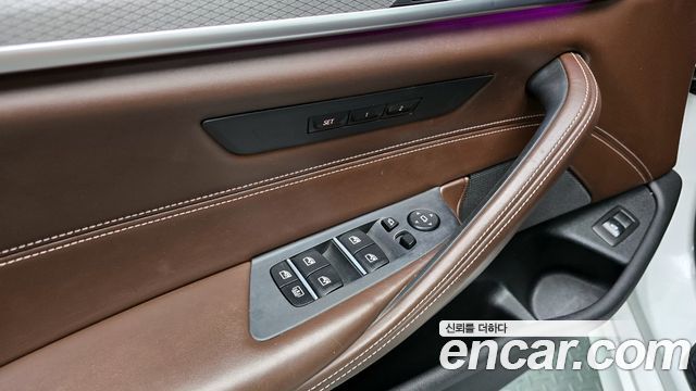 BMW 5-Series 2019 — photo 30