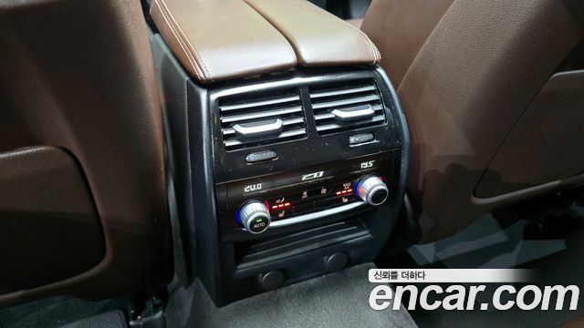 BMW 5-Series 2019 — photo 32
