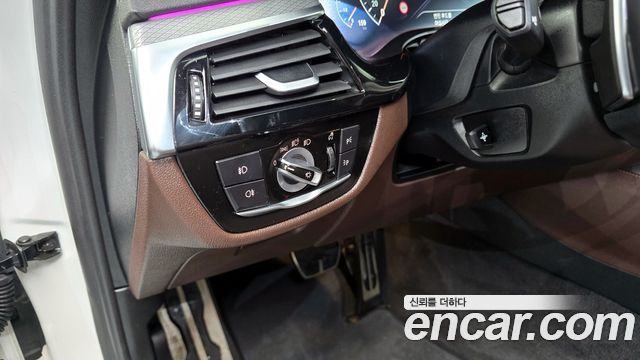BMW 5-Series 2019 — photo 33