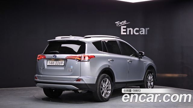 Toyota RAV4 2018 — photo 2