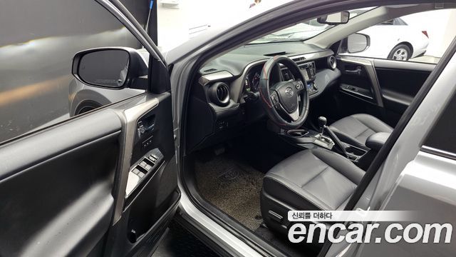 Toyota RAV4 2018 — photo 13