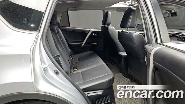 Toyota RAV4 2018 — photo 17