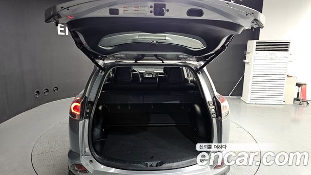 Toyota RAV4 2018 — photo 26