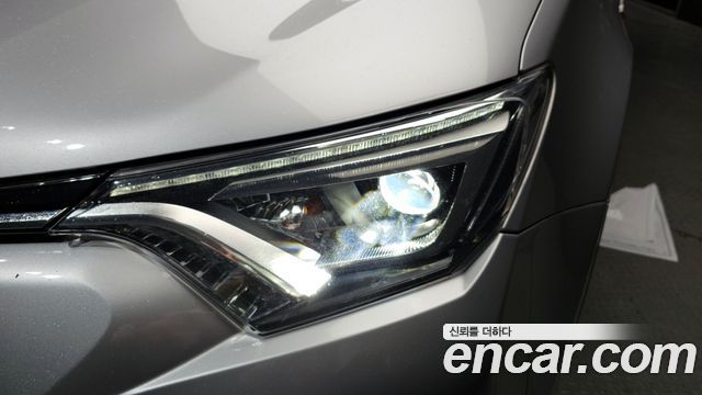 Toyota RAV4 2018 — photo 8
