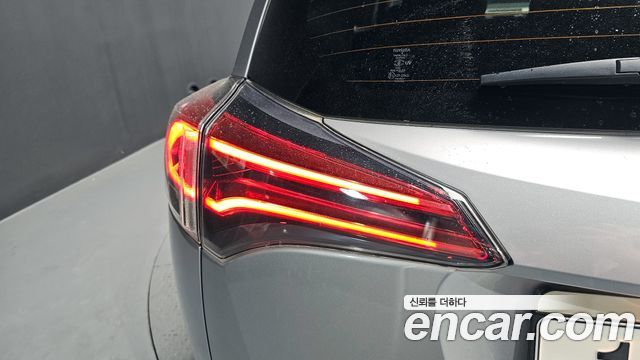 Toyota RAV4 2018 — photo 9