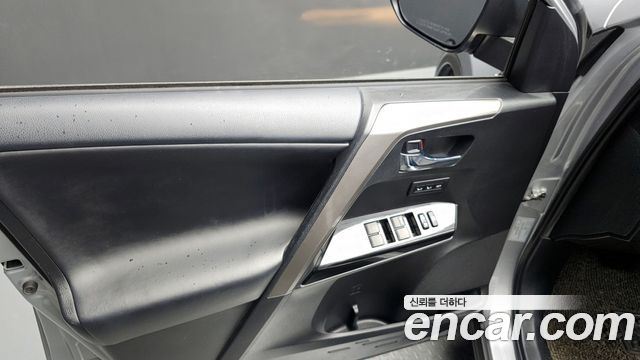 Toyota RAV4 2018 — photo 14