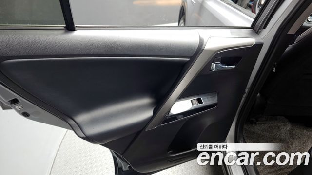 Toyota RAV4 2018 — photo 15