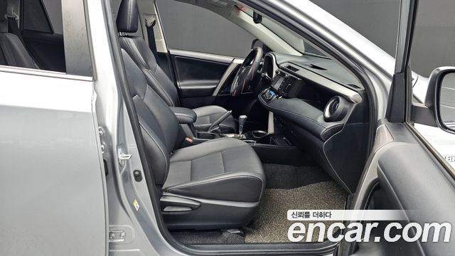 Toyota RAV4 2018 — photo 16