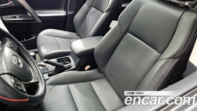 Toyota RAV4 2018 — photo 27
