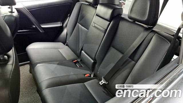 Toyota RAV4 2018 — photo 28
