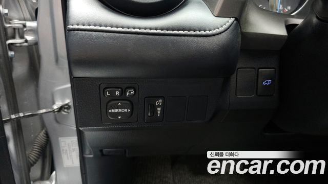 Toyota RAV4 2018 — photo 30