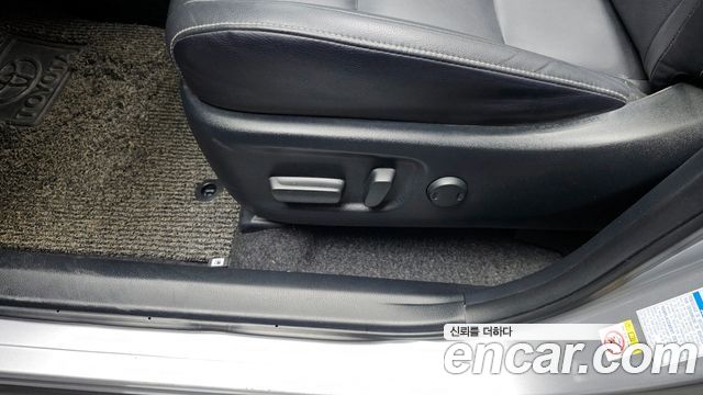 Toyota RAV4 2018 — photo 31