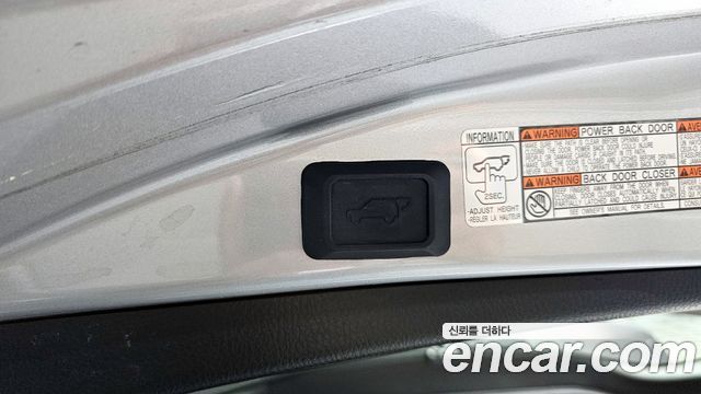 Toyota RAV4 2018 — photo 32