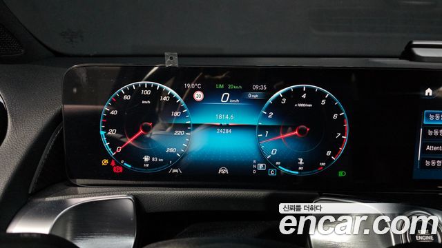 Mercedes-Benz GLB-Class 2022 — photo 11