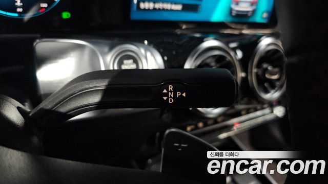 Mercedes-Benz GLB-Class 2022 — photo 12
